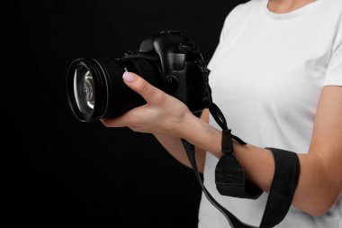Siyah arkaplanda kamera olan fotoğrafçı, yakın plan