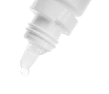 Beyaz arka planda şişeden damlayan tıbbi damlalar