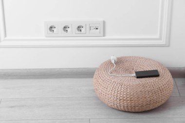 Beyaz duvarda elektrik prizleri var.