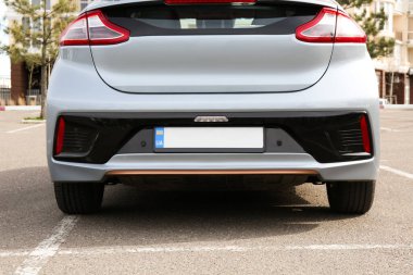 Araç plakalı araba dışarıda, yakın plan.