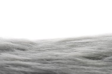 Yumuşak gri sahte kürk beyazda izole edilmiş