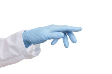 Doktor beyaz arka planda açık mavi tıbbi eldiven giyiyor, yakın plan.