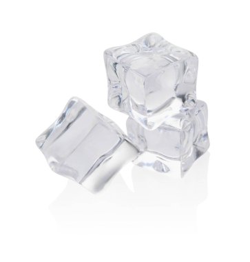Beyaz üzerinde kristal berrak buz küpleri