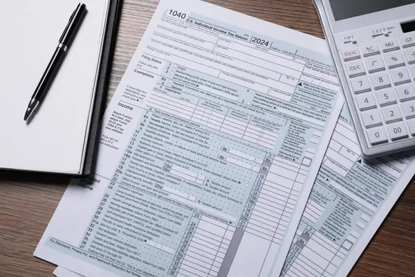 Maaş bordrosu. Vergi iadesi formları, hesap makinesi, defter ve kalem tahtada, düz konum