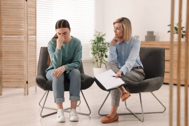 Ofiste hastayla çalışan profesyonel psikoterapist.