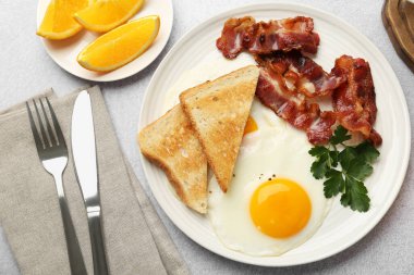 Nefis kahvaltı, güneşli tarafı yukarı doğru yumurta. Işık masasında servis edilir, düz yatar.