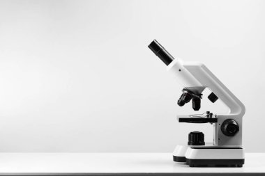 Beyaz tabloda modern mikroskop, metin için boşluk