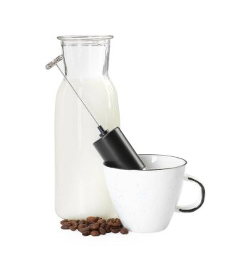 Mini karıştırıcı (süt köpürtücü), fincan, kahve çekirdekleri ve beyaz üzerine izole şişe