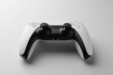 Açık gri arkaplanda kablosuz oyun denetleyici