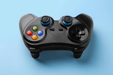 Açık mavi arkaplanda kablosuz oyun denetleyici