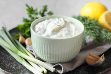 Lezzetli yoğurt, yeşil soğan ve sarımsak.