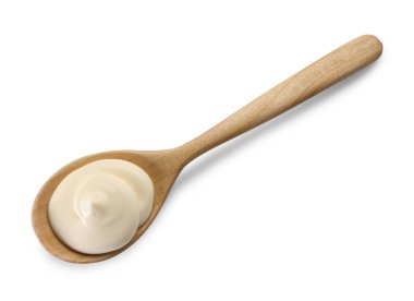 Tahta kaşıkta doğal yoğurt, beyaz renkte izole edilmiş.