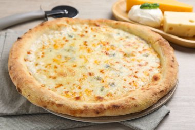Ahşap masada nefis peynirli pizza, yakın plan.