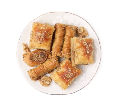 Doğu tatlıları. Lezzetli baklava parçaları beyaza izole edilmiş.
