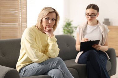 Ofisteki koltukta birlikte çalışan profesyonel psikoterapist.