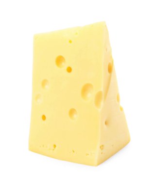 Lezzetli bir parça peynir beyaza izole edilmiş.