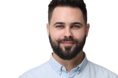 Beyaz arka planda bıyıklı genç bir adamın portresi