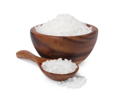 Tahta kasede doğal tuz ve beyaz arka planda kaşık.