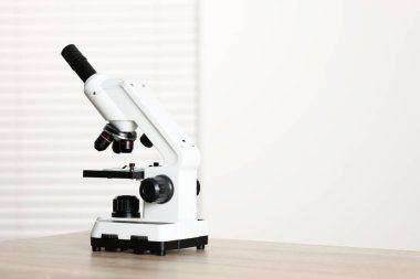 Ahşap masada modern mikroskop. Metin için boşluk