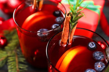 Kadehlerle, malzemelerle ve Noel dekoruyla kaplanmış Aromatik Sangria içeceği.