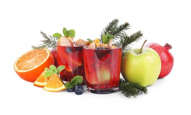 Beyaz arka planda Aromatik Sangria içeceği, bardaklar, malzemeler ve Noel dekoru