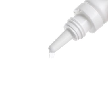 Beyaz arka planda şişeden damlayan tıbbi damlalar