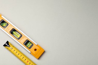 Bina seviyesi ve bej arka plan mezurası, üst manzara. Metin için boşluk