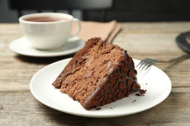 Çikolatalı mantarlı kek ve çatal, ahşap masa, yakın plan.