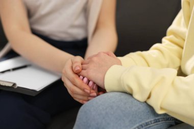 Ofiste hastayla çalışan profesyonel psikoterapist, yakın plan.