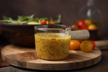 Ahşap masa üzerinde lezzetli sirke sosu (Vinaigrette), yakın plan.