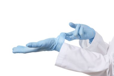 Doktor beyaz arka planda açık mavi tıbbi eldiven giyiyor, yakın plan.