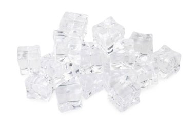 Birçok kristal berrak buz küpleri beyaz üzerinde izole
