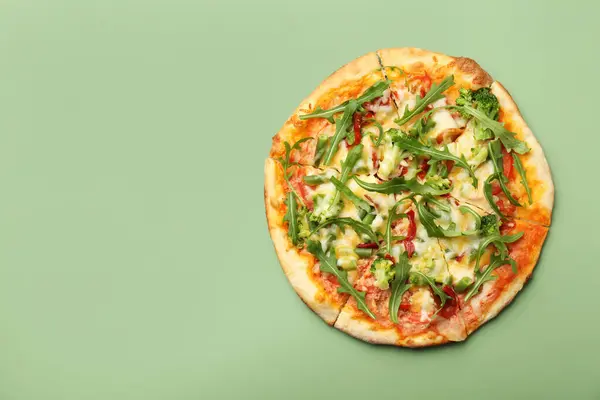 緑のテーブルの上に美味しいベジタリアンピザ トップビュー テキスト用スペース ストック写真