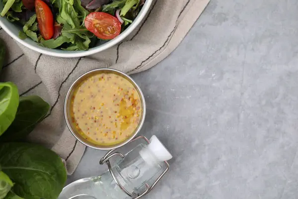 灰色のテーブルのボウル サラダ フラットレイの美味しいヴェネレット テキスト用スペース ストック画像