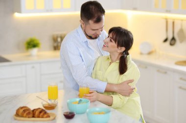 Harika bir çift kahvaltıda birlikte vakit geçiriyorlar.