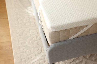 Beyaz hatıra köpük döşek üstü gri yatakta, yukarıda.