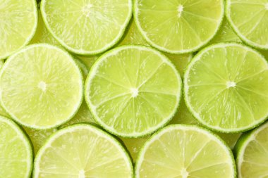 Arka plan olarak taze sulu limon dilimleri, üst görünüm