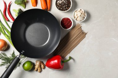 Boş demir tava, ışık masasındaki ham malzemelerle çevrili, düz yatıyordu. Metin için boşluk