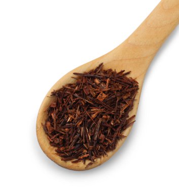 Kaşıklı Rooibos çayı beyaza izole edilmiş, üst manzara