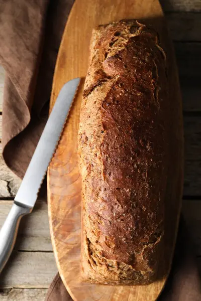 Ahşap masada taze pişmiş ekşi ekmek, üst manzara.