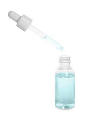 Beyaz arka planda şişeye damlayan tıbbi damlalar
