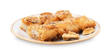 Doğu tatlıları. Lezzetli baklava parçaları beyaza izole edilmiş.