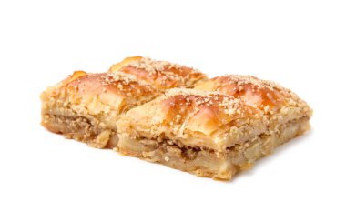 Doğu tatlıları. Lezzetli baklava parçaları beyaza izole edilmiş.