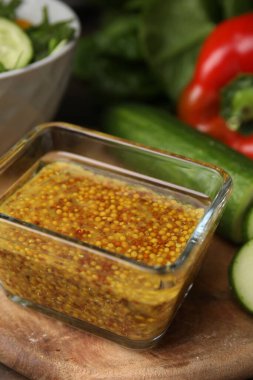 Lezzetli sirke tabanlı sos (Vinaigrette) kasede ve ahşap masada ürünler, yakın plan