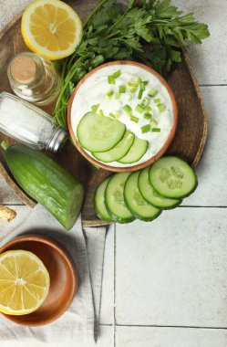 Yeşil soğanlı, salatalıklı, maydanozlu ve limonlu lezzetli yoğurt.