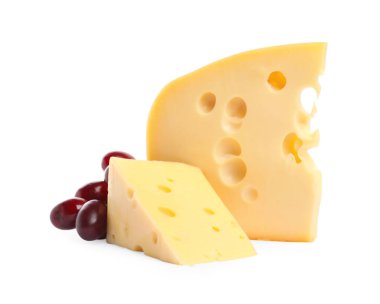 Beyaz üzerine izole edilmiş lezzetli peynir ve üzümler.