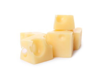 Beyaz üzerine izole edilmiş lezzetli peynir küpleri.