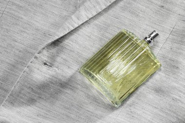 Şatafatlı erkek parfümü, gri ceketli, üst manzaralı. Metin için boşluk