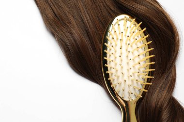 Beyaz zemin üzerinde kahverengi saç teli olan şık fırça, üst görünüm