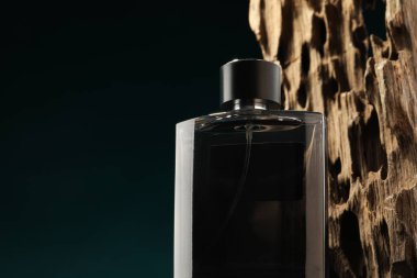 Şatafatlı erkeklerin parfümleri renk arkaplan, metin için boşluk